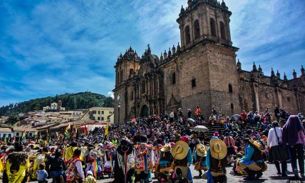 Peregrinos en la Plaza de Armas del Cusco
