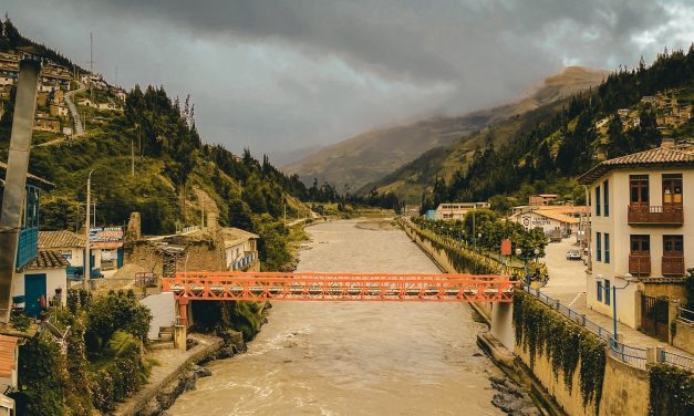 El Río Mapacho: Guardián de la Historia y la Vida de Paucartambo